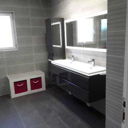 Salle de bain avec meuble